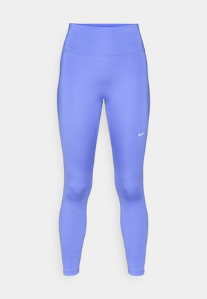 Leggings Nike in lavanda brillante, design a vita alta, forma aderente, texture liscia, caratterizzate da un piccolo logo bianco sulla coscia sinistra.