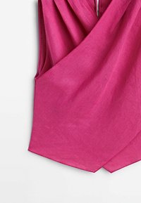 Haut sans manches fuchsia avec un design drapé, présentant un col en V et une texture douce et lisse.