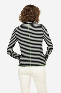 Pasiasta koszula z długim rękawem w odcieniach szaro-niebieskich z zielonymi detalami. Posiada dopasowany krój i zaokrąglony dół.