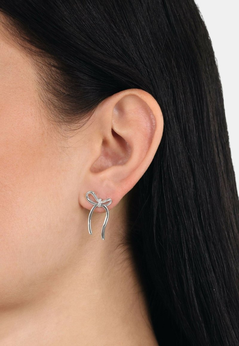 Silverörhängen i form av en båge, med en central ädelsten. Slankt design med slät, glänsande metall och avlånga, böjda ändar.