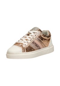 Metalen roségouden sneaker met witte neus en veters, voorzien van een textuurontwerp en een panterprintaccent aan de zijkant.