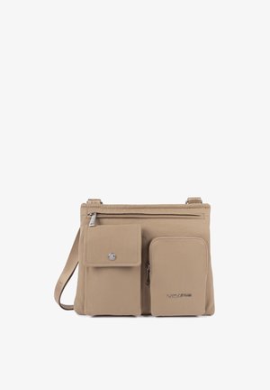 Sac bandoulière beige avec sangle ajustable, deux poches avant—une avec rabat et bouton, une zippée avec logo en métal—et une fermeture éclair supérieure.