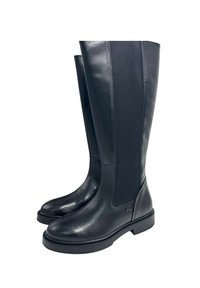 Stivali neri in pelle fino al ginocchio con pannelli elasticizzati, punte arrotondate e una suola in gomma solida; texture liscia con pochi accenti.
