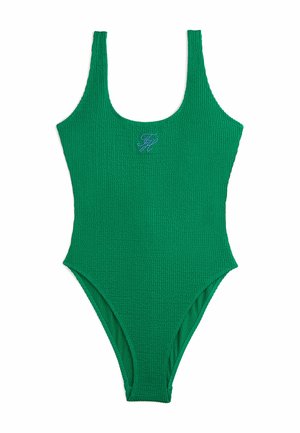 Zielony teksturowany jednoczęściowy kostium kąpielowy z wyszywanym niebieskim monogramem na piersi i dekoltem w kształcie litery U.