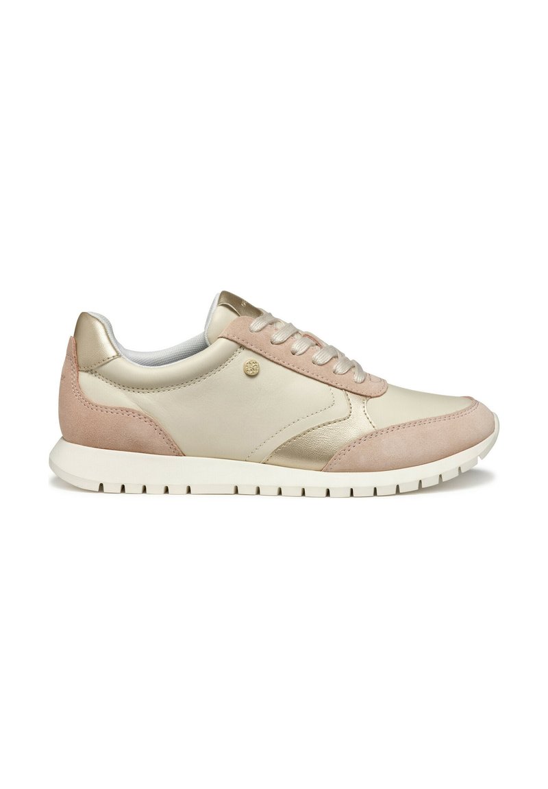 Baskets en suède rose avec des accents en cuir métallisé doré. Semelle en caoutchouc blanche avec un motif texturé. Design à lacets, bout arrondi.
