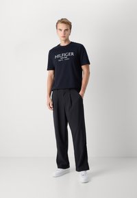 Tommy Hilfiger TEE - T-shirt con stampa - desert sky