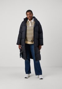 Tommy Hilfiger Curve CASUAL HOOD COAT - Dunkåpe / -frakk - desert sky