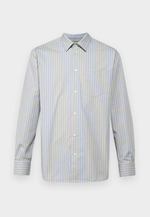 Blå og gul stripete langermet skjorte laget av glatt stoff, med krage som lukkes med knapper og en brystlomme på venstre side.