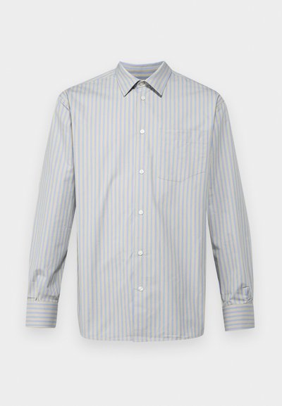 Niebieska i żółta w paski koszula z długim rękawem, wykonana z gładkiego materiału, z kołnierzykiem zapinanym na guziki oraz kieszonką na piersi po lewej stronie.