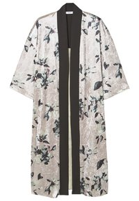 Kwiatowy kimono wykonane z miękkiego, błyszczącego, beżowego materiału z czarnymi akcentami wzdłuż otwartego przodu i krótkich rękawów. Szczegółowy wzór kwiatowy na całej powierzchni.