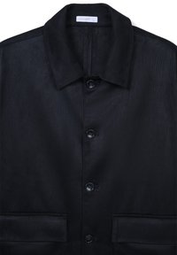 Giacca nera con una texture liscia, dotata di un colletto, sei bottoni e due tasche frontali. Taglia L etichettata da Calliope.