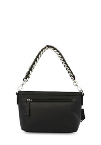 Borsa a tracolla in pelle nera con una tracolla a catena rimovibile con design intrecciato. Include una tasca frontale con zip e una superficie liscia.