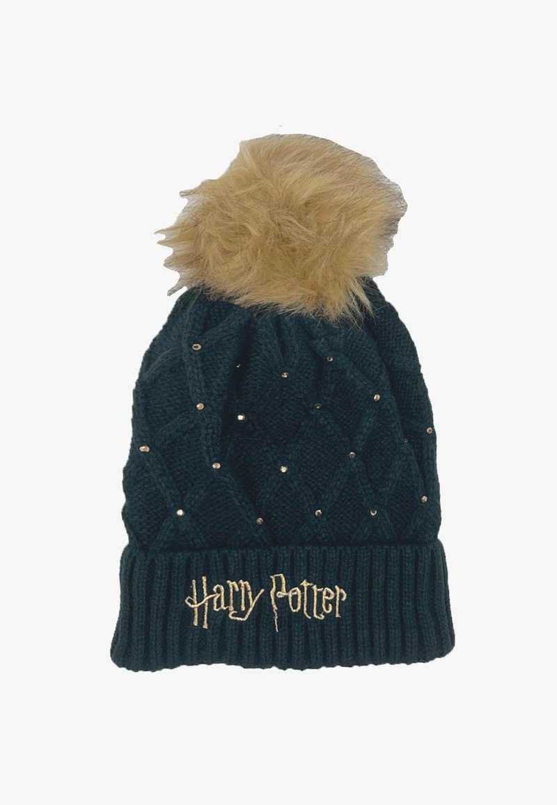 Donkergroene gebreide beanie met een nepbont pompon, diamantpatroon, versierd met goudkleurige studs, en "Harry Potter" borduurwerk in goud.