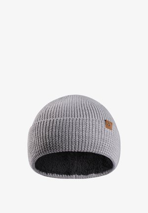 Gorro de punto gris con textura acanalada, que cuenta con un suave forro de forro polar negro y un pequeño parche de cuero marrón con el logo en el costado.