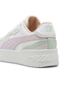 Valge sneaker roosa ja mündiroheline aktsentidega, tekstuuriga nahk ja siledad pinnad. Omab pehmendatud krae ja kummist sola koos logoga.