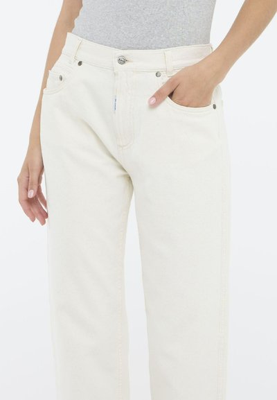 Jeans de denim blanco con corte recto, que presentan bolsillos frontales, cierre de botón y detalles de costura sutiles. Textura suave y diseño minimalista.