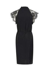 Schwarzes Kleid mit Spitzen-Cape-Ärmeln, gerafftem Ausschnitt und taillierten Schnitt. Glatte Textur, knielanges Design mit zarten Spitzen-Details.