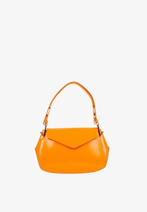 Fel oranje handtas met een enkele riem en een voorflapsluiting, getoond tegen een witte achtergrond.