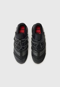 adidas Sportswear UNISEX - Pārgājienu apavi - core black/black reflective/semi lucid red