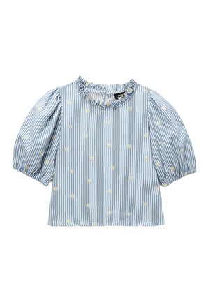 Blouse à rayures verticales bleues et blanches avec manches trois-quarts bouffantes et petites fleurs brodées jaunes et blanches.