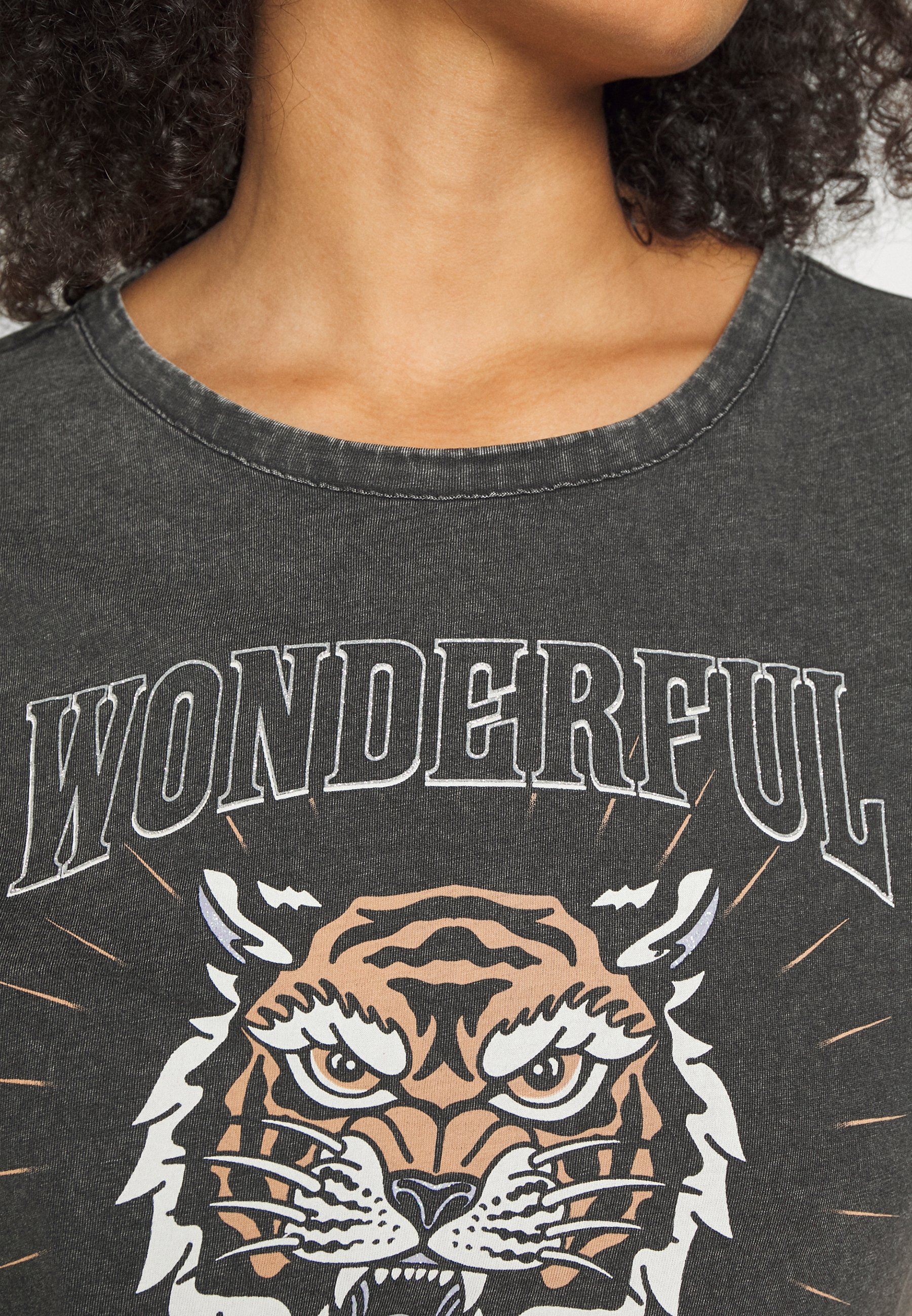 Only dames t-shirt ONLCOLLEEN LIFE FIT S/S TOP BOX JRS 15245199 AANPASSEN  NAAR TSHIRT KM Kopen bij Voorwinden.nl