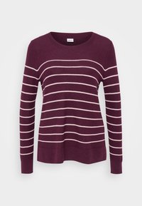 Burgundy stickad tröja med horisontella vita ränder, rund halsringning, långa ärmar och ribbad nederkant och ärmslut för extra textur.