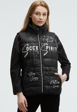 Schwarze Steppweste mit hohem Kragen, die weißes handgeschriebenes Text und Muster zeigt. Seitentaschen und Reißverschluss erhöhen die Funktionalität.