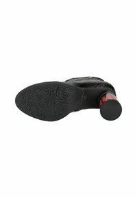 Stivale alla caviglia nero con tacco, suola testurizzata, motivo floreale e tacco rosso lucido. Presenta un hardware decorativo e una chiusura con zip.