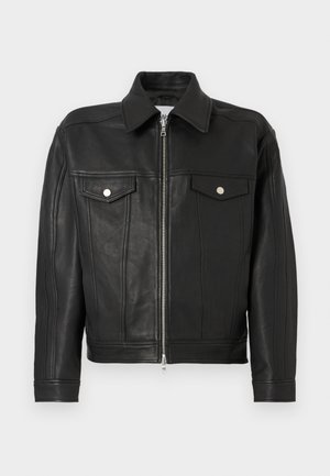 Geacă neagră din piele cu fermoar frontal, buzunare pe piept cu clapetă și capse metalice, mâneci lungi și un guler lat.