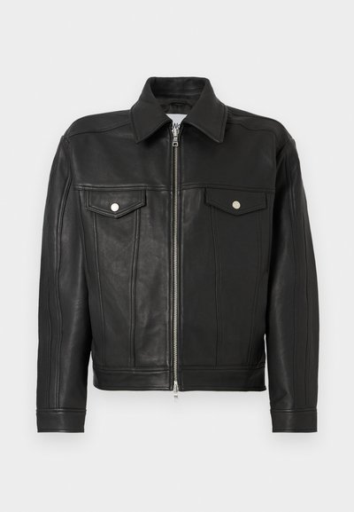 Mustast nahast jakk esi lukuga, rinnataskud klapiga, metallist krõpsnuppudega, pika varrukaga ja lai kraega.