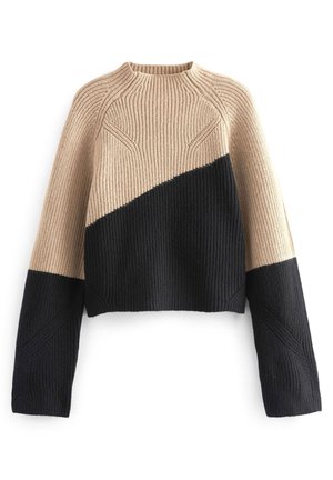 Beige og sort ribbet striktrøje med diagonalt farveblokdesign og lange ærmer, der går fra beige øverste del til sorte ærmekanter.