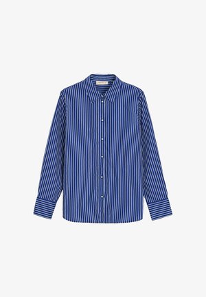 Niebieska i biała w paski koszula z guzikami, z kołnierzykiem, długimi rękawami i luźnym krojem. Tkanina ma gładką fakturę i jednolity wzór.