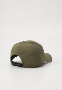 Czapka bejsbolowa w kolorze oliwkowym, wykonana z lekkiego materiału, z otworami wentylacyjnymi, zakrzywionym daszkiem oraz czarnym regulowanym paskiem z logo.