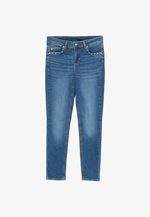 Jeans skinny in denim blu con scoloriture sulle cosce, cinque tasche, chiusura con bottone e dettagli con borchie argento sulle tasche anteriori.