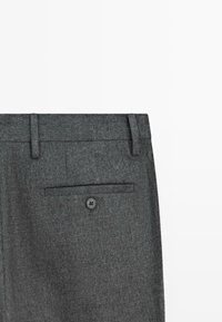 Pantaloni in lana grigia con fronte piatto, due tasche laterali, una tasca posteriore con bottone e una finitura pulita e sartoriale.