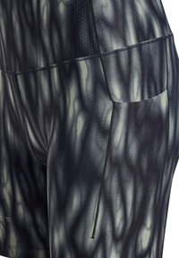 Högeffektiva sportshorts i ett texturerat, mörkt mönster med ljusare virvlande accenter. Har en säker sidoficka och förstärkta sömmar.