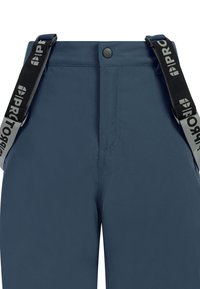 Blauwe technische broek met verstelbare zwarte bretels met een logo, knoopsluiting en rechte pasvorm. Gladde stof met minimale naden.