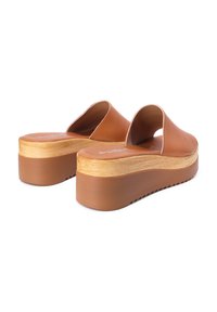 Sandali platform in pelle marrone con finitura liscia, design aperto nella parte anteriore e un accento testurizzato simile al legno sulla suola.