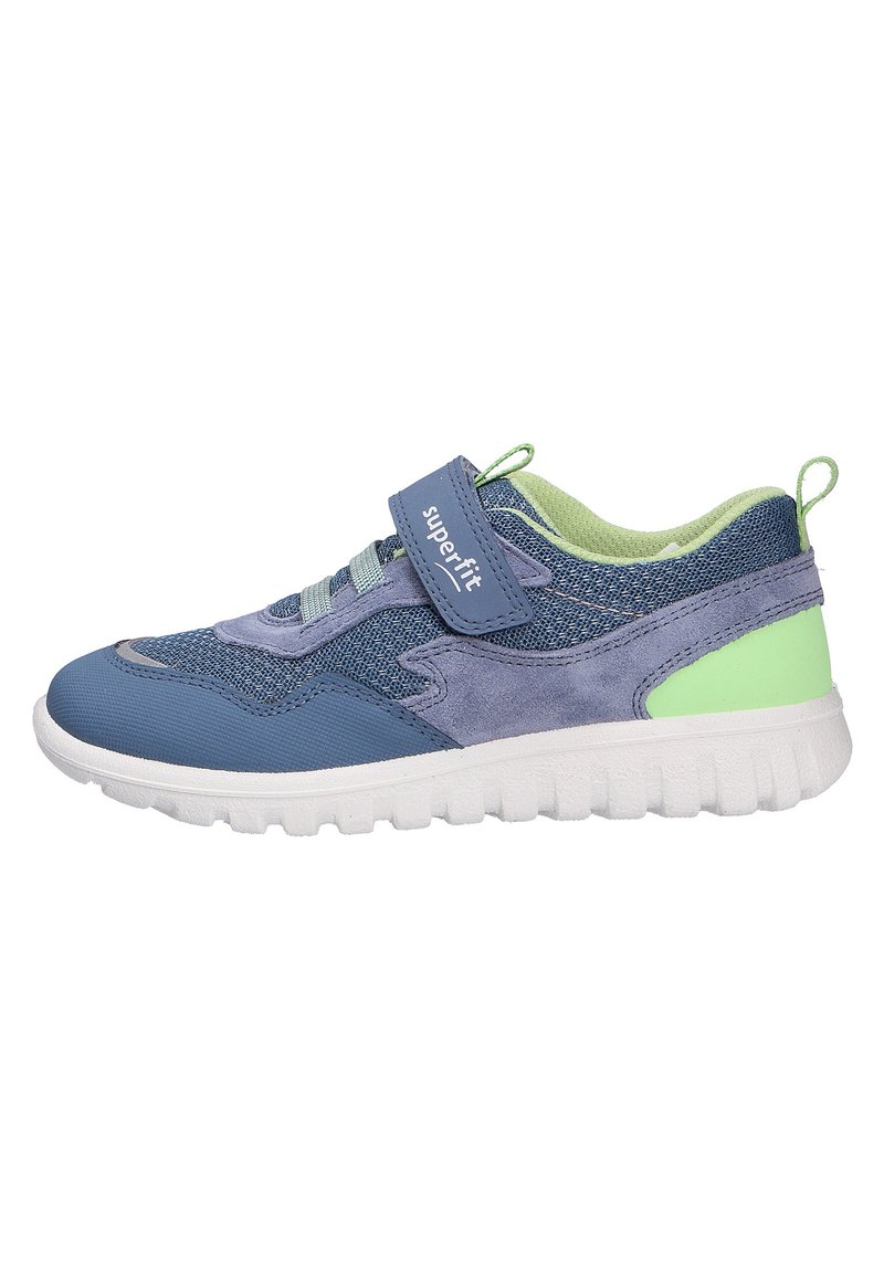 Blaue und grüne Kindersneaker mit weißer Sohle, aus Mesh und Wildleder, elastischen Schnürsenkeln und einem Klettverschluss mit der Aufschrift "superfit".