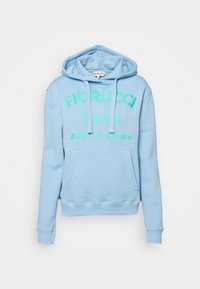 Sudadera con capucha azul claro hecha de tela suave. Cuenta con un bolsillo canguro frontal, capucha con cordón ajustable y un gran texto gráfico en verde y blanco.