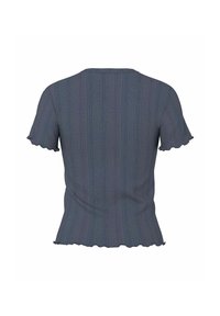 Mörkblå kortärmad topp med ribbad textur, som har en scallopad fåll och vertikala ränder. Bakifrån visas en figurnära siluett.