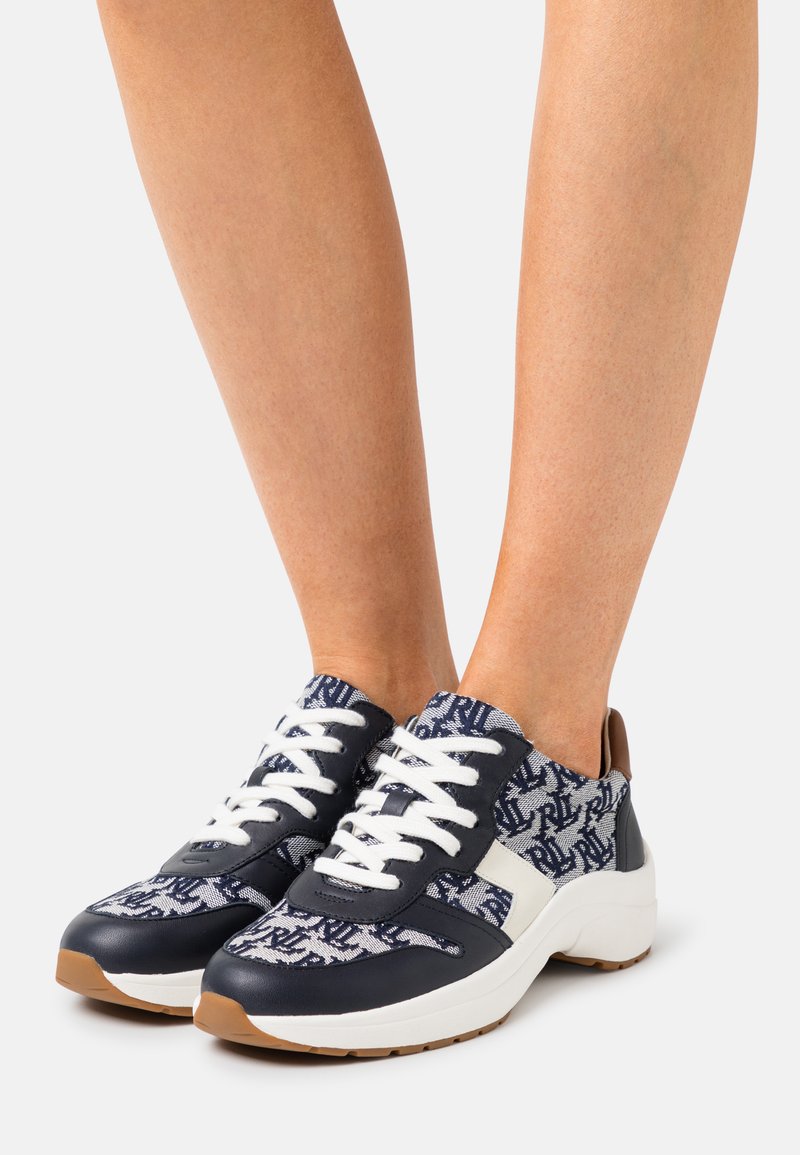 Lauren Ralph Lauren RYLEE MONOGRAM JACQUARD SNEAKER - Sapatilhas - navy/vanilla/deep saddle tan
