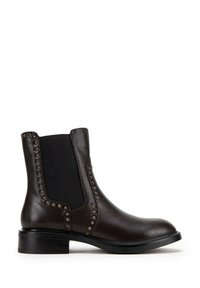 Ciemnobrązowy skórzany botek do kostki z czarną elastyczną wstawką po bokach i dekoracyjnymi okrągłymi metalowymi ćwiekami wzdłuż krawędzi, niskim czarnym obcasem.