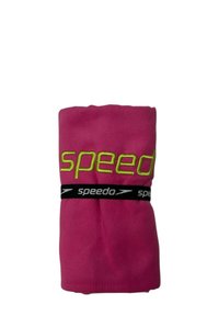 Asciugamano rosa Speedo con logo ricamato verde, design arrotolato, texture morbida e fascia nera con nome del marchio ripetuto.