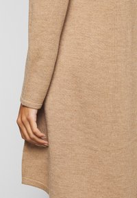 Repeat DRESS MERINO - Vestido de malha - camel