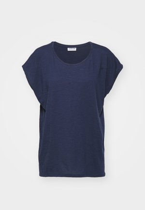 Tamsiai mėlyna trumpa rankovė marškinėlių, pagaminti iš minkštos medžiagos, su apvalia iškirpte ir laisvu siluetu, su šoninėmis plyšiais, užtikrinančiais komfortą ir lengvą judėjimą.