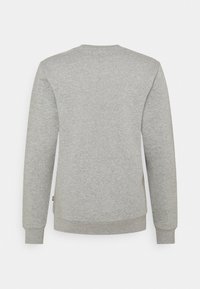 Sudadera de manga larga gris claro, con cuello redondo, vista desde la espalda, con puños y dobladillo acanalados.