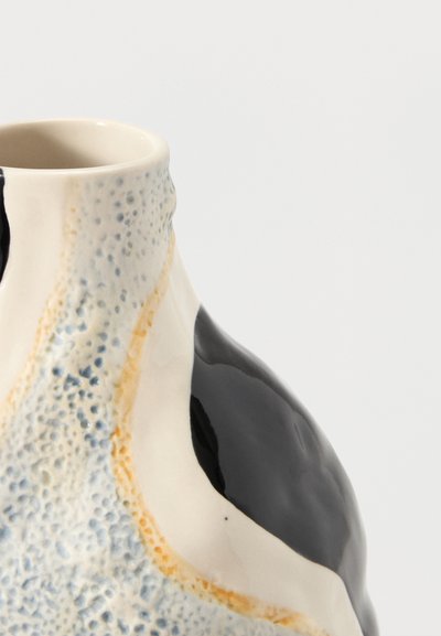 Κεραμικό βάζο με υφή μπλε-γκρι και λεία μαύρη γυαλιστερή επιφάνεια, με οργανικά ακανόνιστα σχήματα και στενό άνοιγμα.