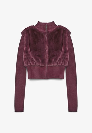 Maglione corto color bordeaux con maniche lunghe a coste e una morbida sezione superiore in pelliccia sintetica, con zip frontale e collo alto.