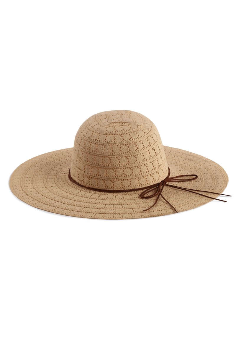 Szeroki, słomkowy kapelusz z wzorzystą teksturą, w jasnobeżowym kolorze, z brązową wstążką zawiązaną u podstawy. Posiada okrągłą koronę i płaski rondo.